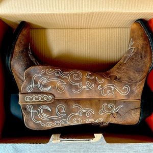 Justin Ladies cowgirl boots Size 8 womens